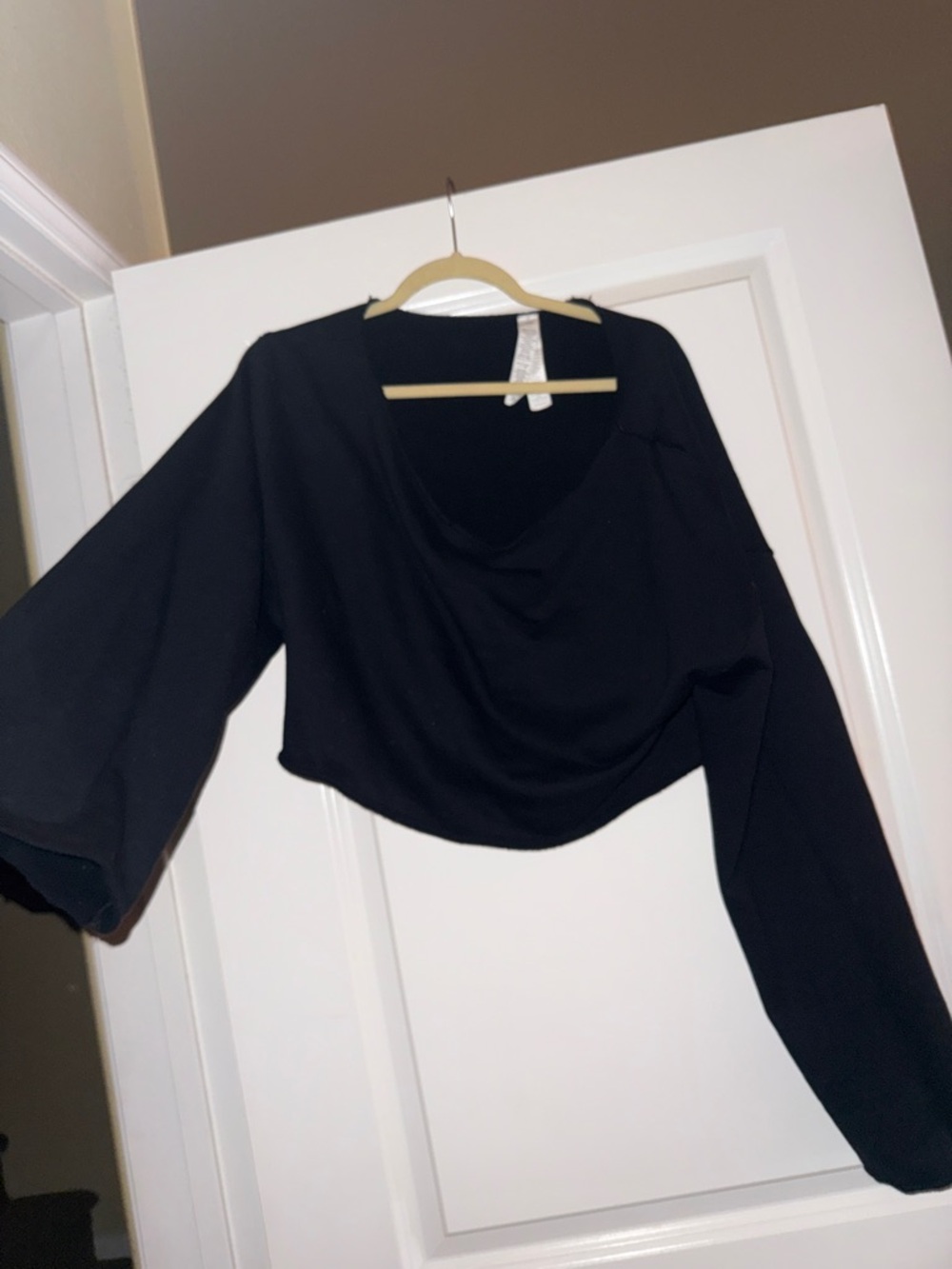 ALO Yoga Black Cropped Long-Sleeve Boatneck Top - Picture 2 of 3